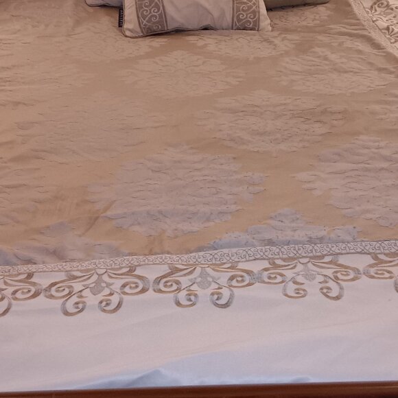 Comforter - Picture 2 of 2